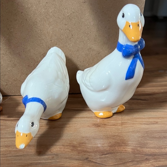 FINAL PRICE - Set of Ceramic Ducks with Bows - Picture 4 of 12